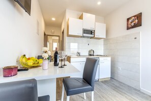 Kühlschrank, Mikrowelle, Herdplatte, Wasserkocher mit Kaffee-/Teezubehör