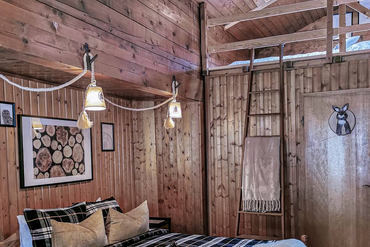 Habitación cuádruple familiar | Decoración personalizada, muebles diferentes y escritorio