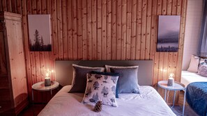 Habitación triple familiar | Decoración personalizada, muebles diferentes y escritorio