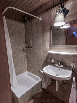 Habitación cuádruple familiar | Baño | Regadera, secadora de cabello, toallas, jabón
