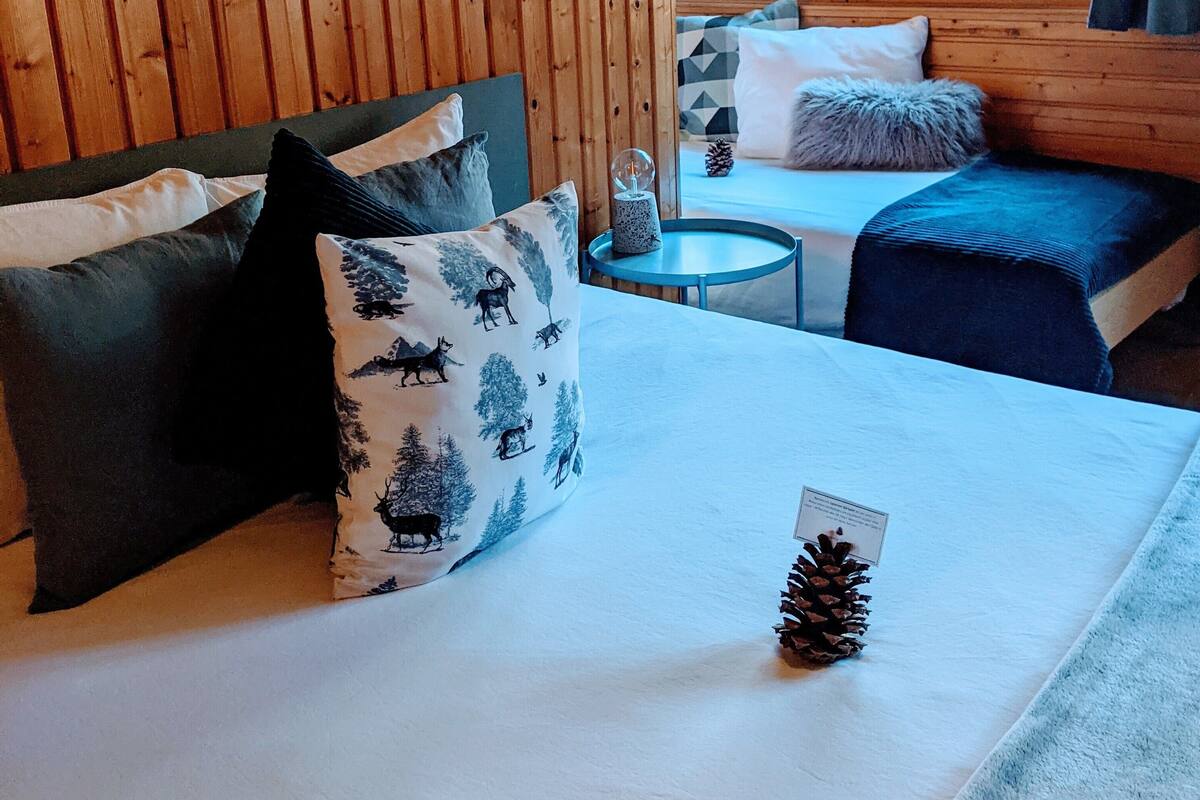 Habitación triple familiar | Decoración personalizada, muebles diferentes y escritorio