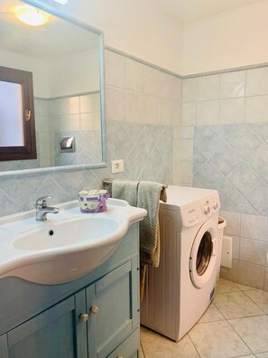 Appartamento | Bagno | Doccia, asciugacapelli, bidet