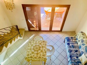 Apartment | Wohnbereich | 22-Zoll-Flachbildfernseher mit Kabelempfang, Fernseher