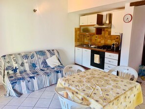 Departamento | Cocina privada | Refrigerador con congelador, horno y parrilla de estufa 