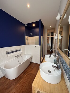 Ensemble douche/baignoire, bidet