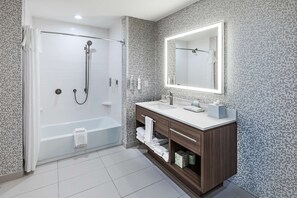 Combined shower/tub, towels