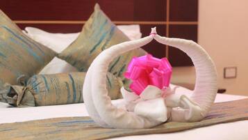 Escritorio, sistema de insonorización y ropa de cama