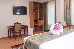 Habitación Deluxe | Escritorio, sistema de insonorización, ropa de cama
