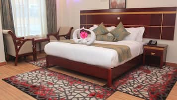 Deluxe Room | Desk, soundproofing, bed sheets