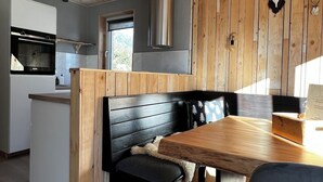 Eine moderne Küche mit Holzschränken und einem eingebauten Backofen.