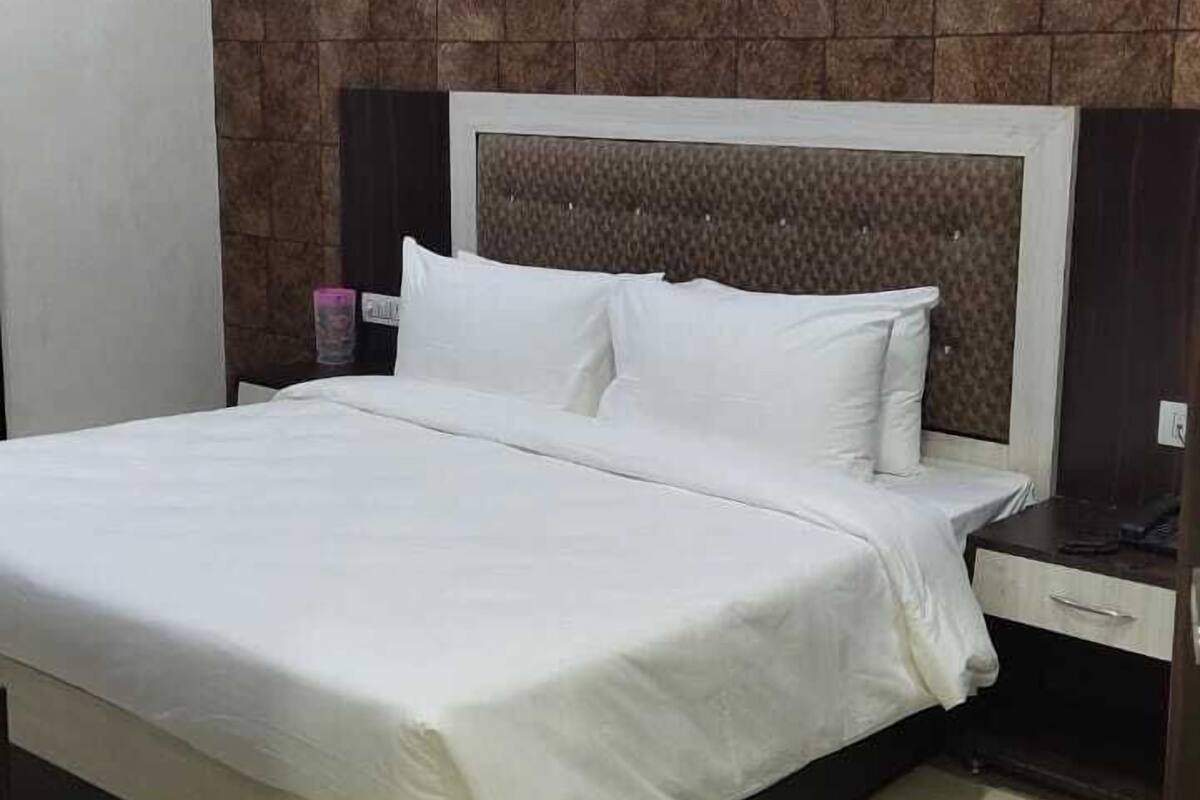 Deluxe Double Room | Egyptian cotton sheets, premium bedding, iron/ironing board, free WiFi