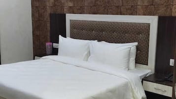 Deluxe Double Room | Egyptian cotton sheets, premium bedding, iron/ironing board, free WiFi