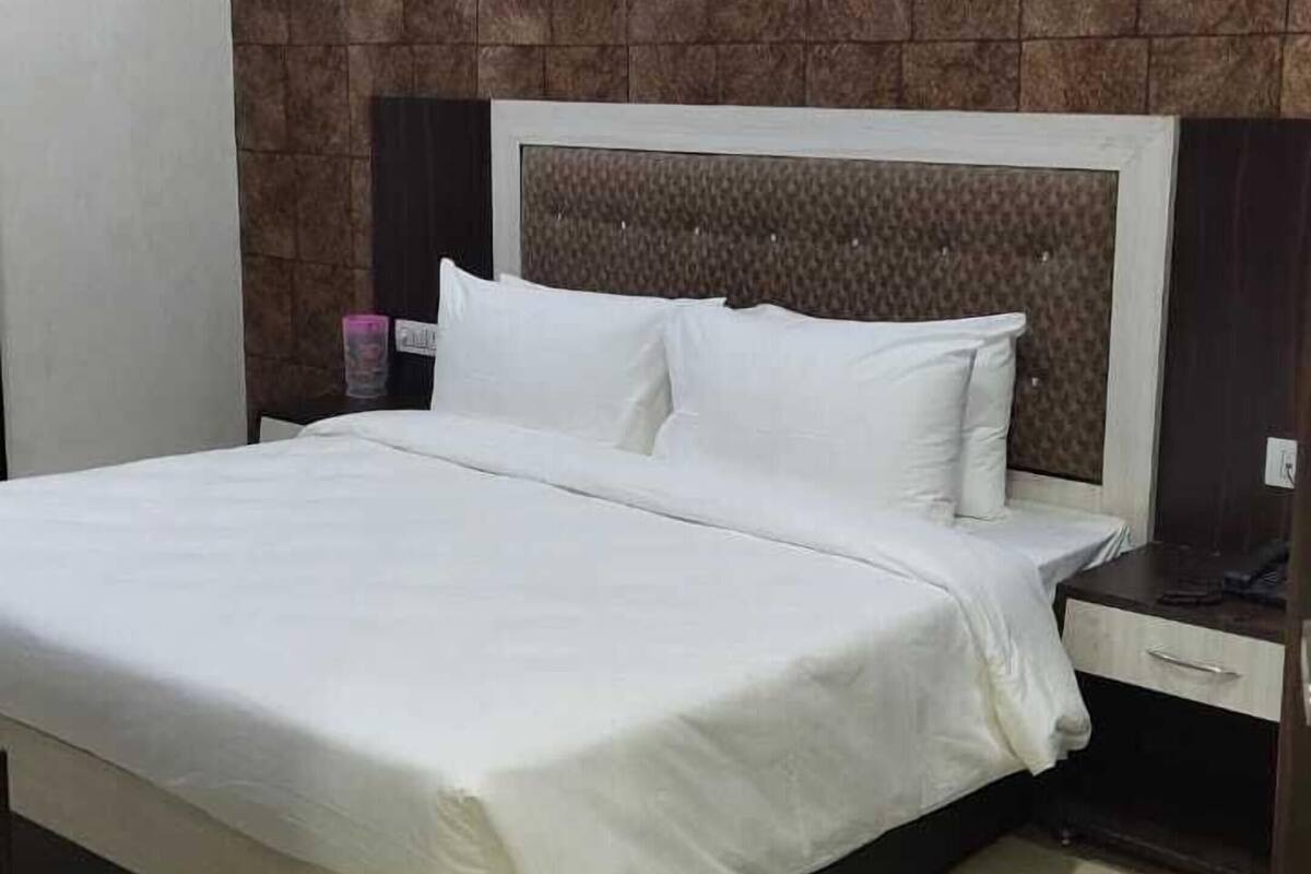 Egyptian cotton sheets, premium bedding, iron/ironing board, free WiFi