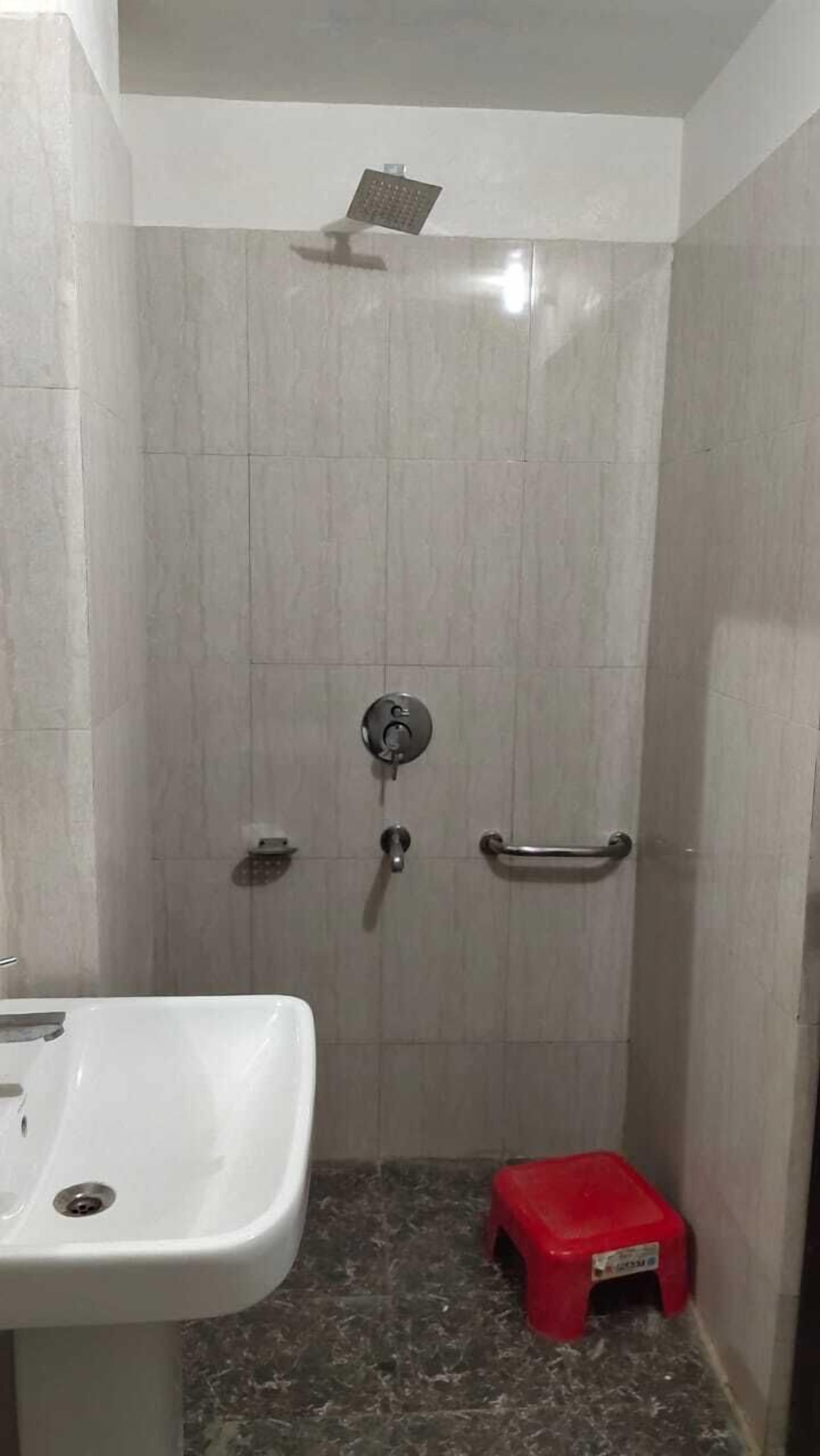 Combined shower/tub, designer toiletries, towels, soap