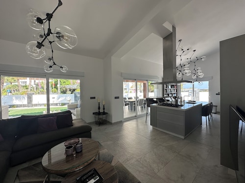 An Exclusive Seafront Villa 