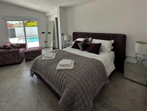 4 bedrooms, iron/ironing board, travel cot, free WiFi - Luxury Beachfront Villa with Private Pool – La Zenia, Orihuela Costa. (VC)