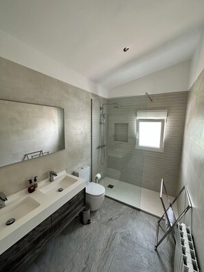 Douche, sèche-cheveux, serviettes fournies, savon