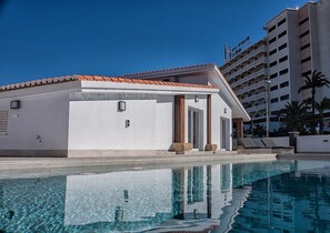 Outdoor pool - Luxury Beachfront Villa with Private Pool – La Zenia, Orihuela Costa. (VC)