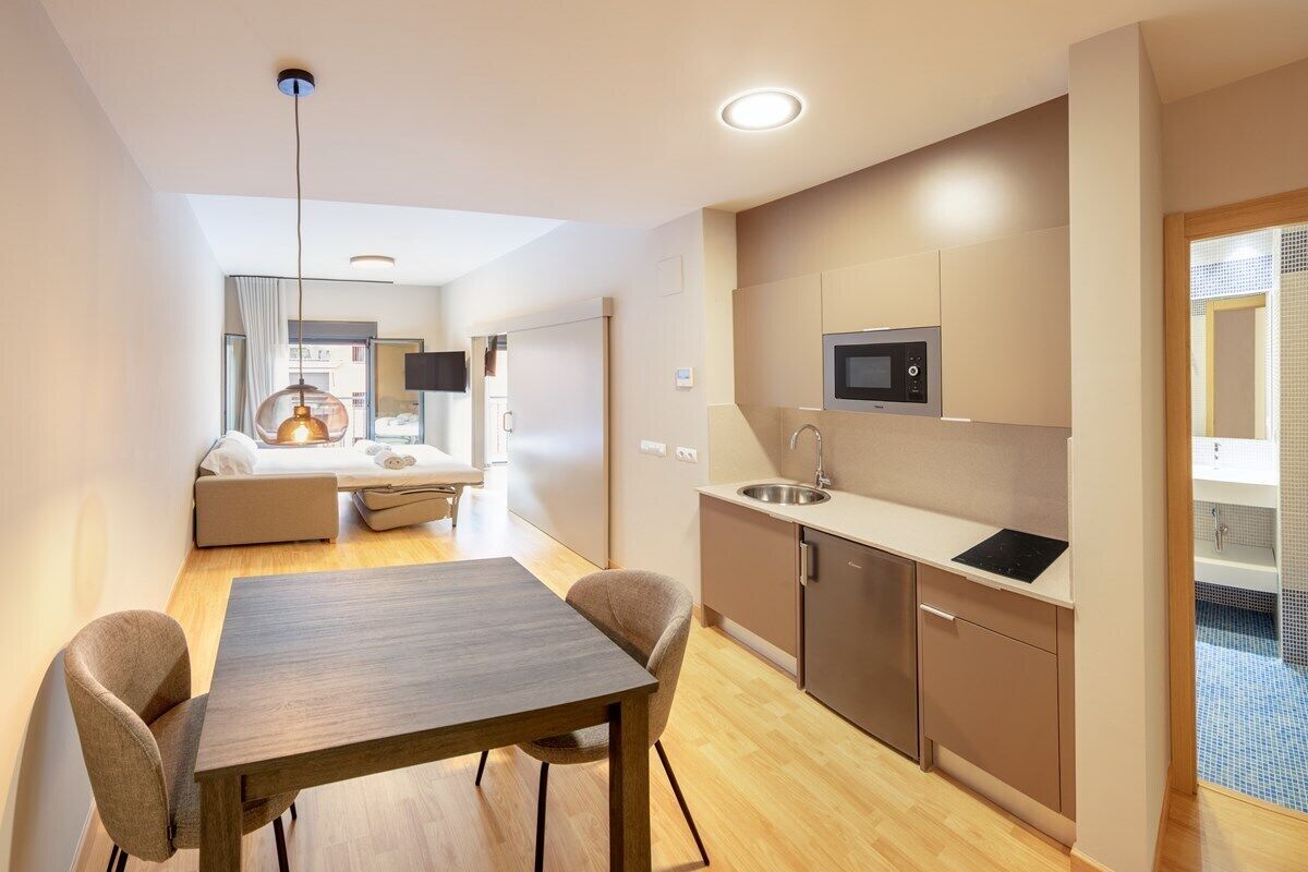 Deluxe Studio | Bathroom | Shower, rainfall showerhead, hair dryer, towels