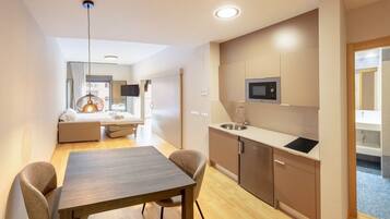 Studio Deluxe | Salle de bain | Douche, douche à « effet pluie », sÚche-cheveux, serviettes fournies