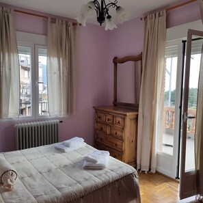 4 bedrooms, iron/ironing board, travel crib, WiFi