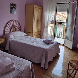 4 slaapkamers, een strijkplank/strijkijzer, reisbedje, wifi