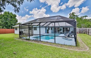 Alberca al aire libre y alberca climatizada