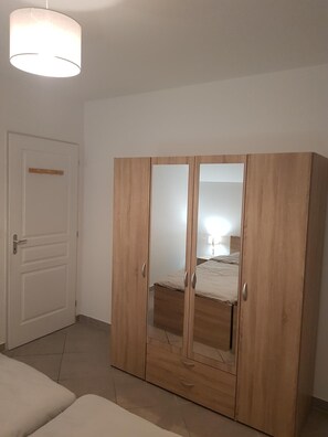 1 slaapkamer, geluiddichte muren, een strijkplank/strijkijzer