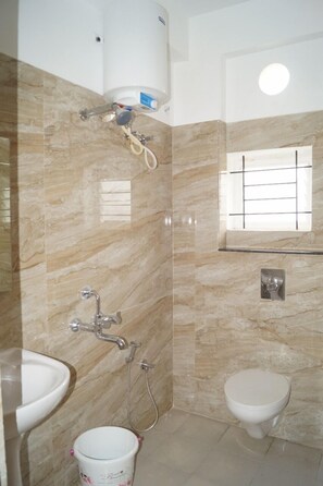 Bañera con ducha, artículos de tocador de diseñador, toallas, jabón