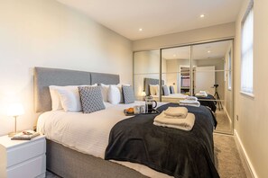 Premium bedding, in-room safe, desk, laptop workspace - Celador Apartments - Bond House (Reading)