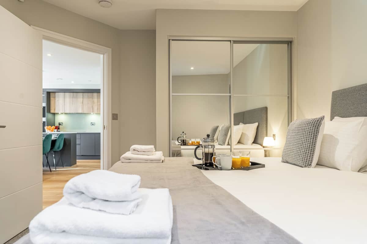 Ropa de cama de alta calidad y caja de seguridad en la habitación