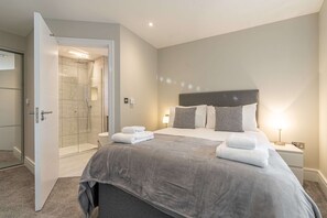 Premium bedding, in-room safe, desk, laptop workspace - Celador Apartments - Bond House (Reading)
