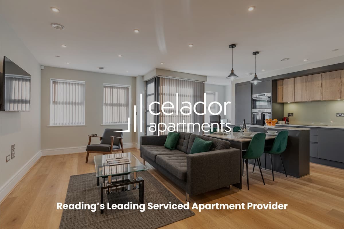 Apartamento Deluxe, 2 habitaciones | Zona de estar | Smart TV de 50 pulgadas con canales digitales, una televisión
