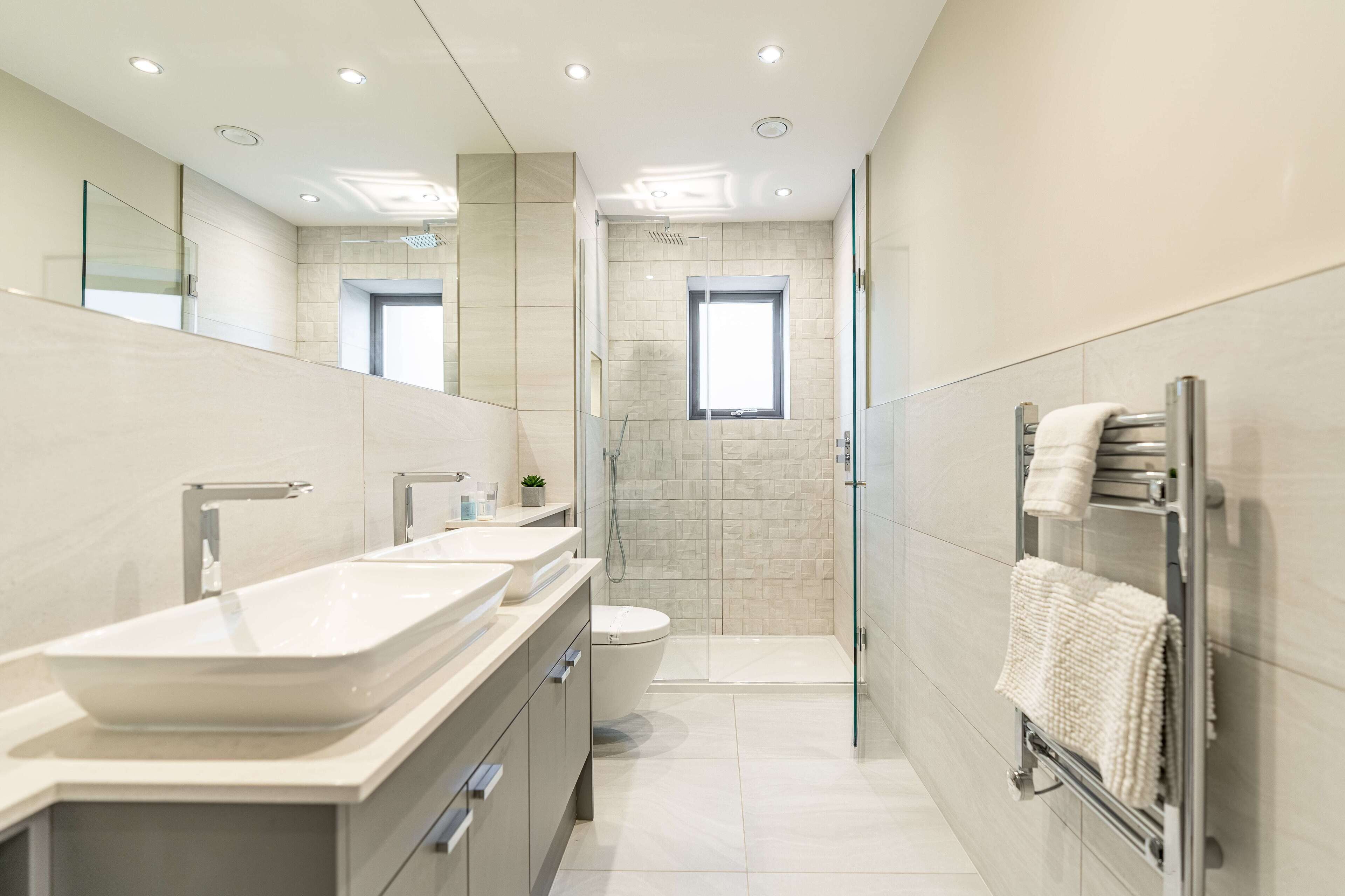 Căn hộ Deluxe | Phòng tắm | Đồ dùng nhà tắm miễn phí, máy sấy tóc, khăn tắm, xà phòng 