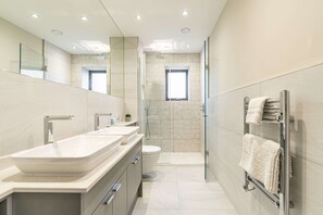 Căn hộ Deluxe | Phòng tắm | Đồ dùng nhà tắm miễn phí, máy sấy tóc, khăn tắm, xà phòng 
