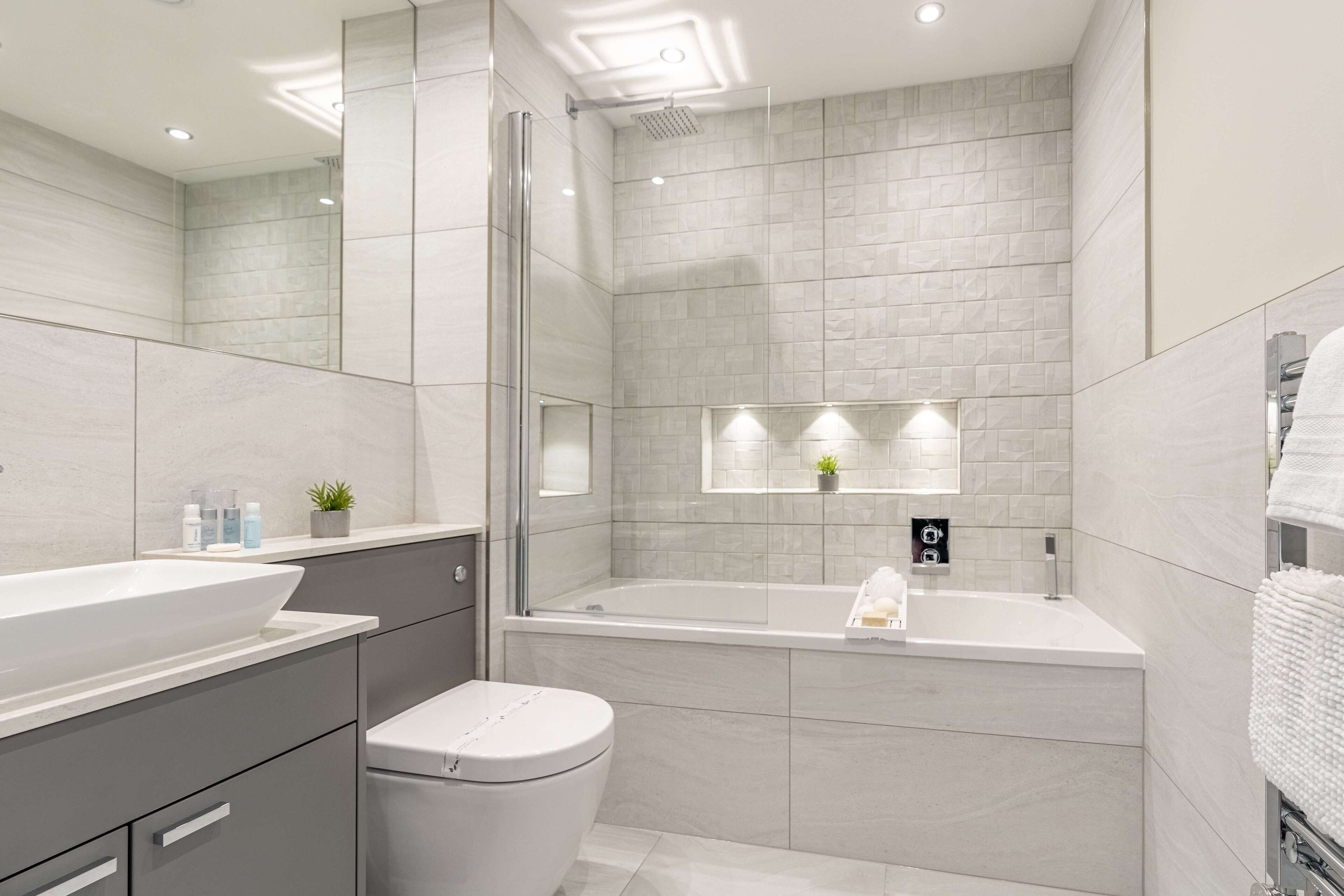 Een moderne badkamer met een ruime badkuip, een aparte douche en een wastafelmeubel met een grote wastafel.