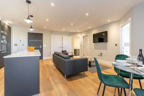 Apartamento luxo | Área de estar | Smart TV 50 polegadas com canais digitais, TV