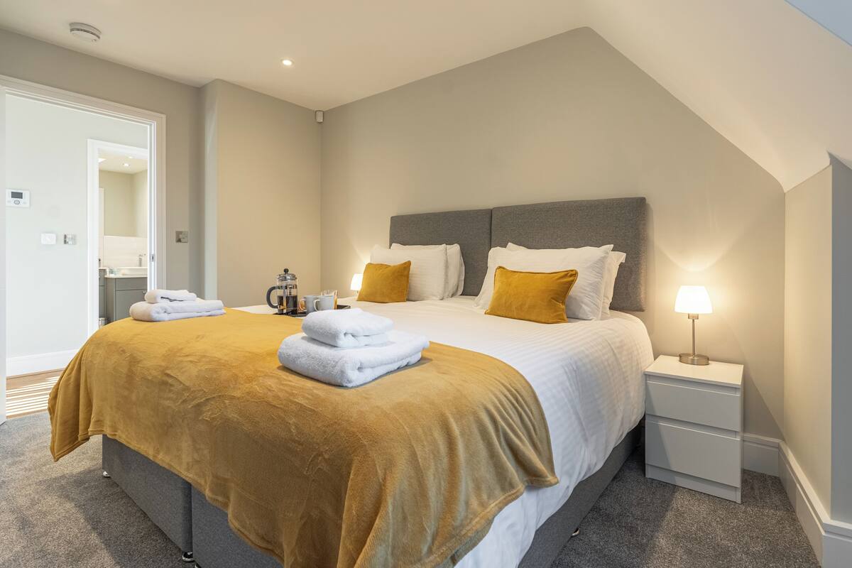 Premium bedding, in-room safe, desk, laptop workspace