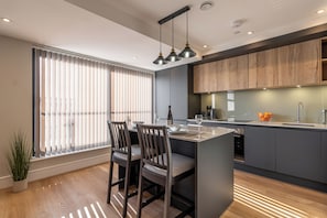 Superior Apartment | Private kitchen | Full-sized fridge, microwave, oven, stovetop - Celador Apartments - Bond House (Reading)