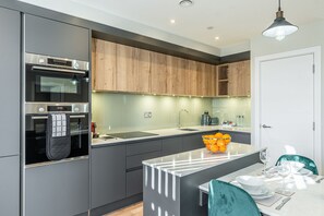 Deluxe Apartment, 2 Bedrooms | Private kitchen | Full-size fridge, microwave, oven, stovetop - Celador Apartments - Bond House (Reading)