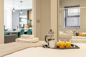 Deluxe-lejlighed - 2 soveværelser | Premium-sengetøj, pengeskab på værelset, skrivebord