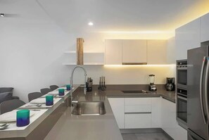 Een koelkast, een magnetron, een oven, een kookplaat