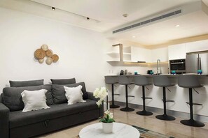 Een televisie, Netflix, streamingdiensten en een kantoor