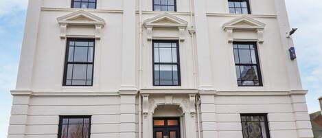 المنشأة من الخارج