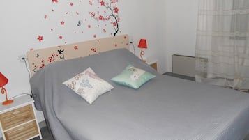 4 bedrooms, iron/ironing board, WiFi