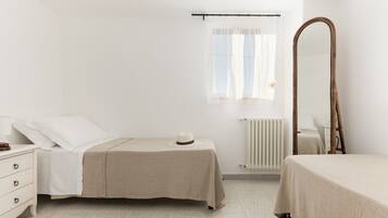 4 bedrooms, iron/ironing board, free WiFi, bed sheets