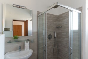 Dusche, Haartrockner, Bidet, Handtücher