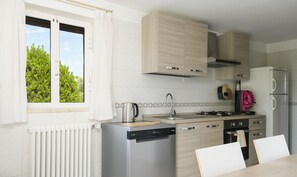 Kühlschrank, Ofen, Geschirrspüler, Wasserkocher mit Kaffee-/Teezubehör