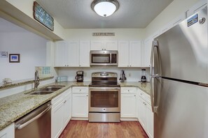 Réfrigérateur, micro-ondes, lave-vaisselle, cafetière/bouilloire