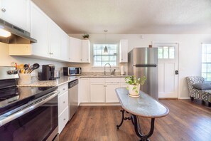 Refrigerador, microondas, placa de cocina, lavavajillas